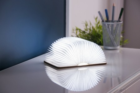 LED-lampe formet som en bok, bøk